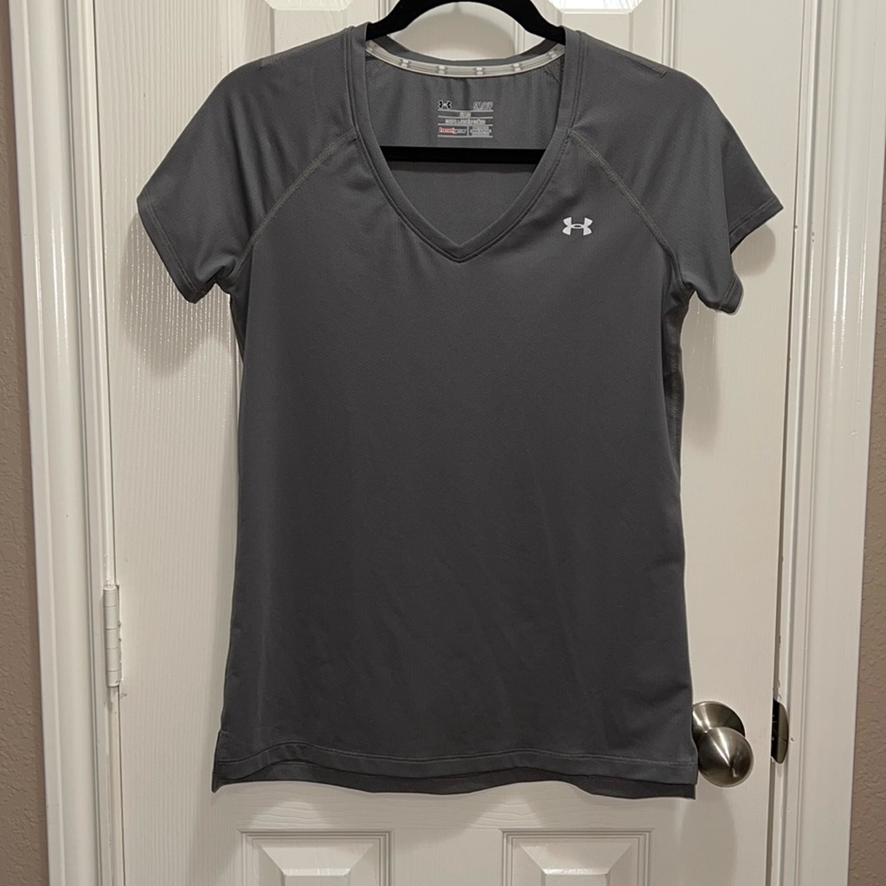 Under Armour Fitted Heat Gear Gray Work Out Top